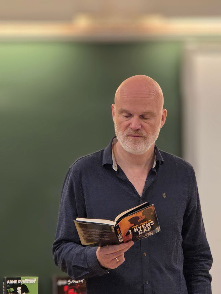 en person som holder en bok