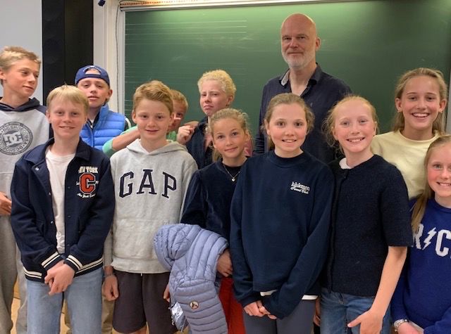 en gruppe barn som poserer sammen med Arne Svingen