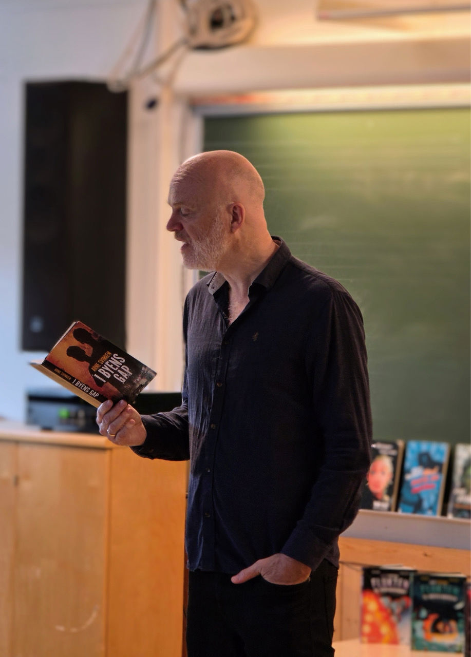 Arne svingen leser fra en av sine nyeste bøker