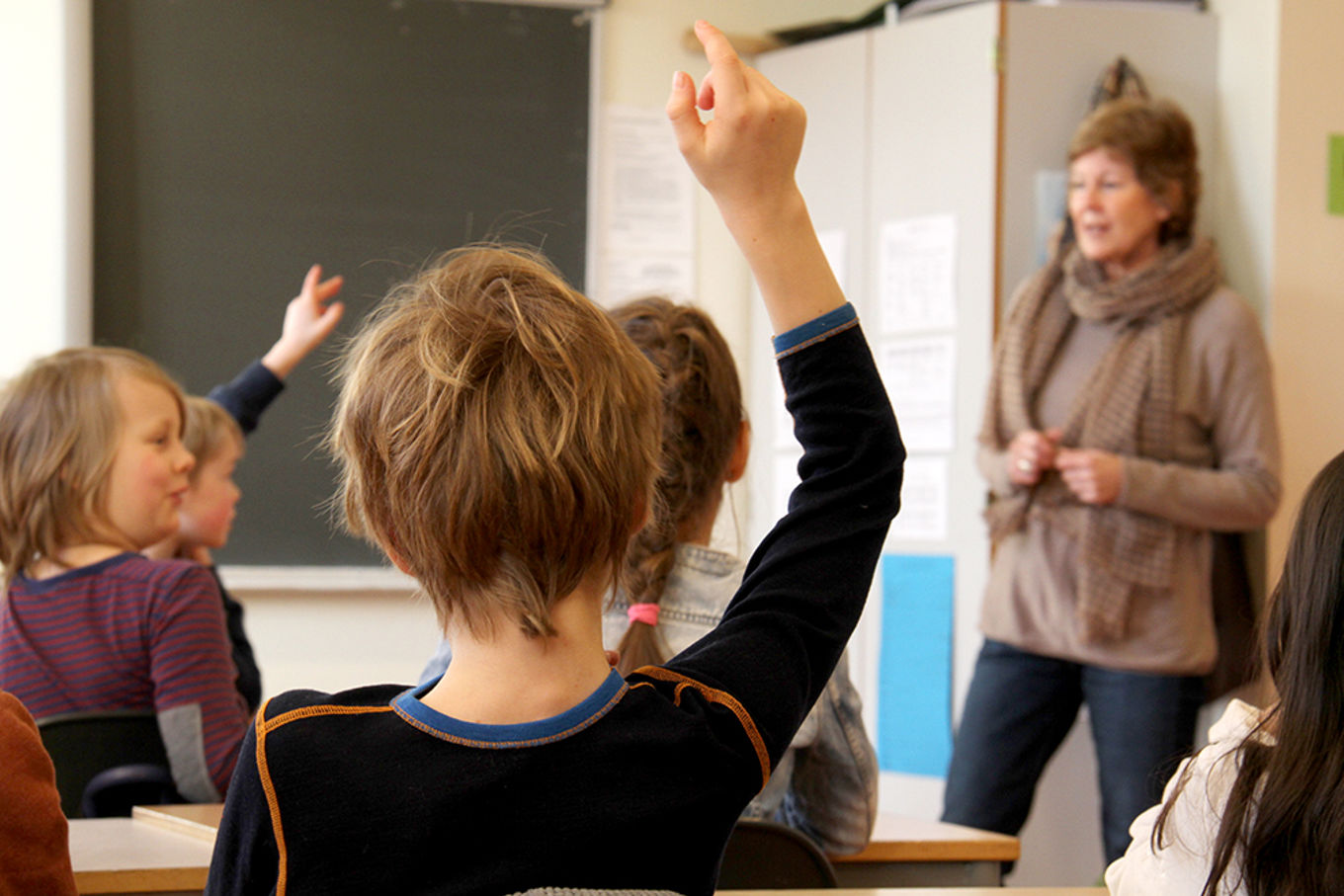 Elever arbeider i klasserom. (Foto: Heidi M. Skjebstad)