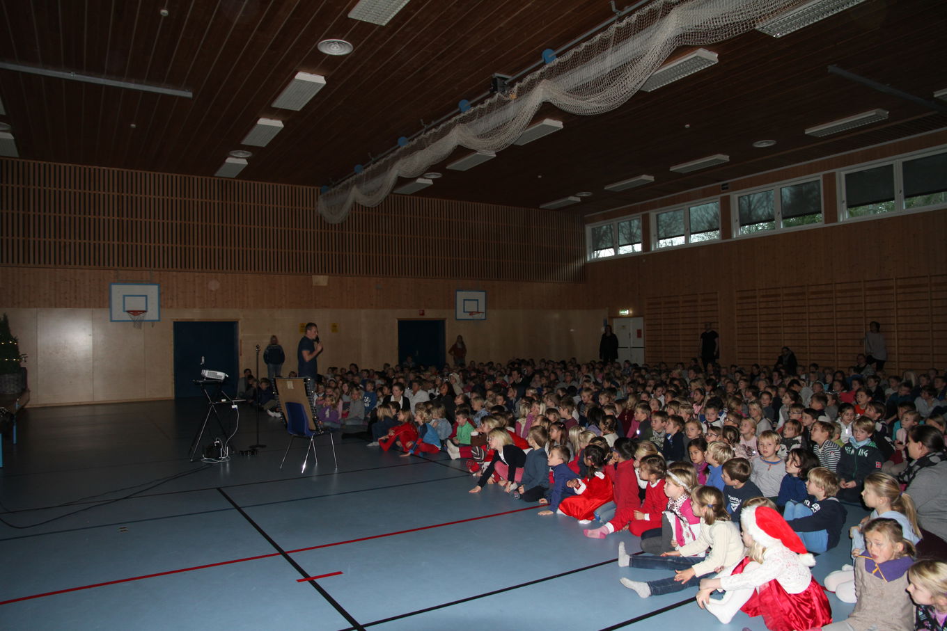 Foto: Adventssamling i gymsalen Adventsamling i gymsalen