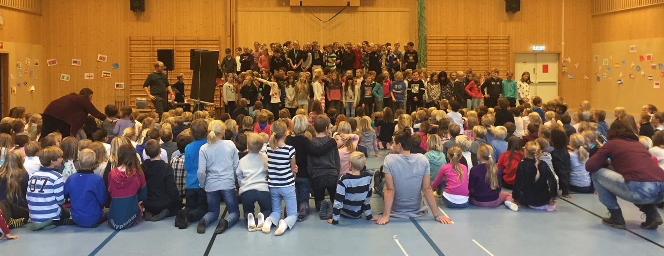 6. og 7. trinn synger 6. og 7. trinn synger