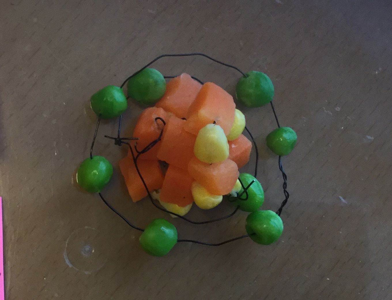 Foto: Protoner, elektroner og nøytroner Protoner, elektroner og nøytroner