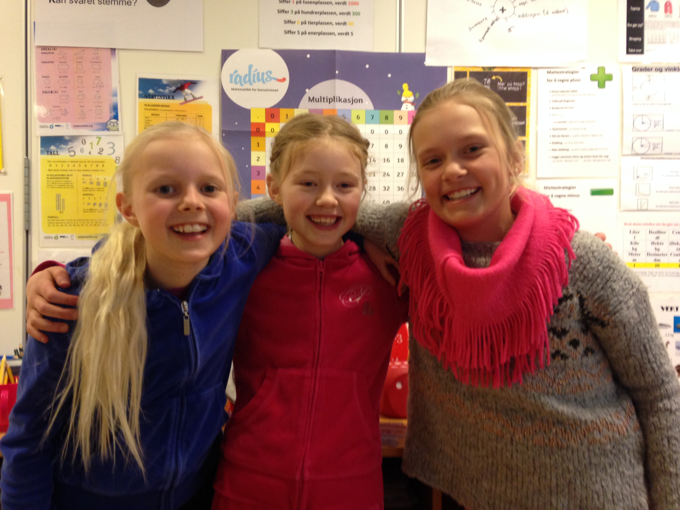 Tre lykkelige jenter Tre lykkelige jenter