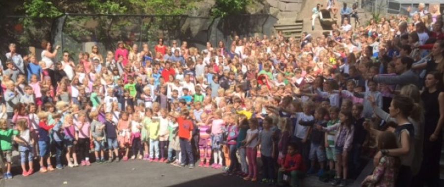 Foto: Alle elevene synger i amfiet Alle elevene synger i amfiet