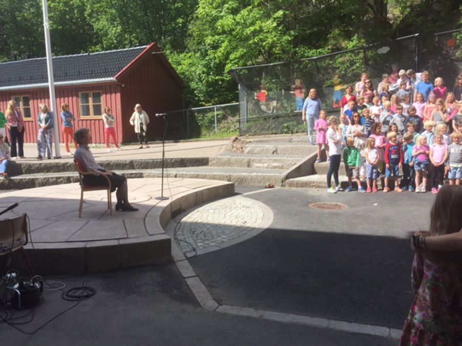 Foto: Elevene synger for sosiallærer Bente Elevene synger for sosiallærer Bente