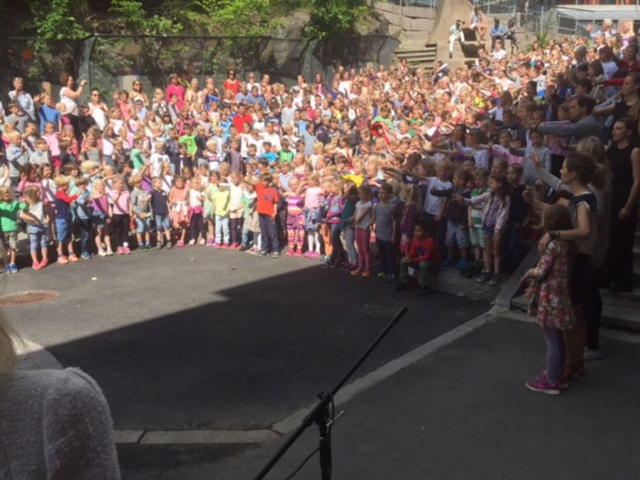 Foto: Alle elevene synger i Amfiet Alle elevene synger i Amfiet