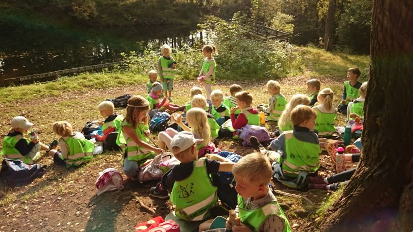 Foto: Her sitter førsteklassingene og koser seg ved Mindedammen. Her sitter førsteklassingene og koser seg ved Mindedammen.