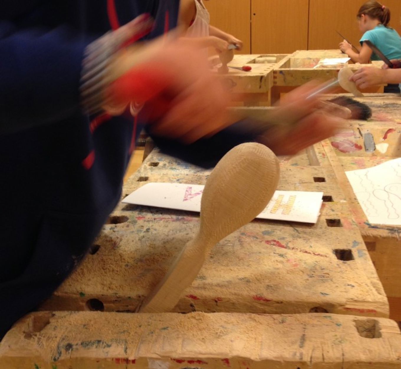 Foto: Her lages en tresleiv av bjørk. Her lages en tresleiv av bjørk.