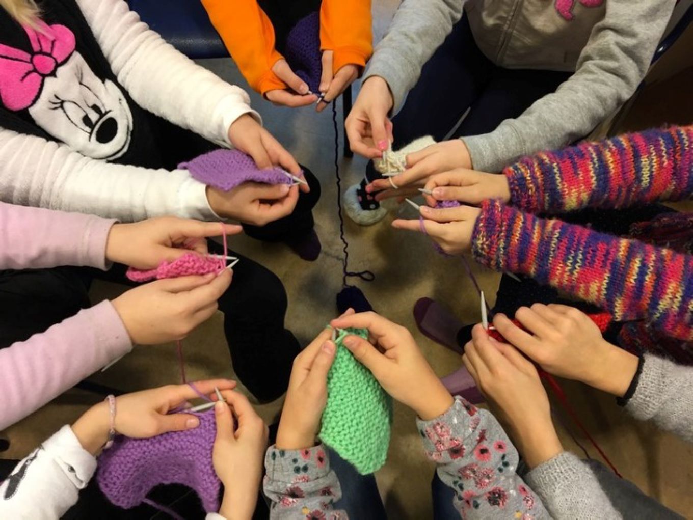 4.trinn strikker fine ørevarmere.