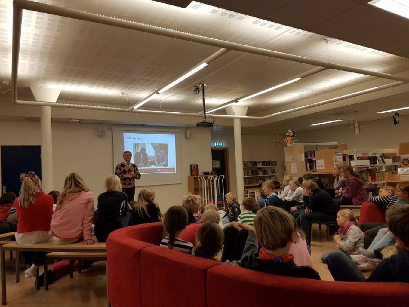 Foto: Finn Jarle Rode fra Røde Kors besøker Svendstuen. Finn Jarle Rode fra Røde Kors besøker Svendstuen.