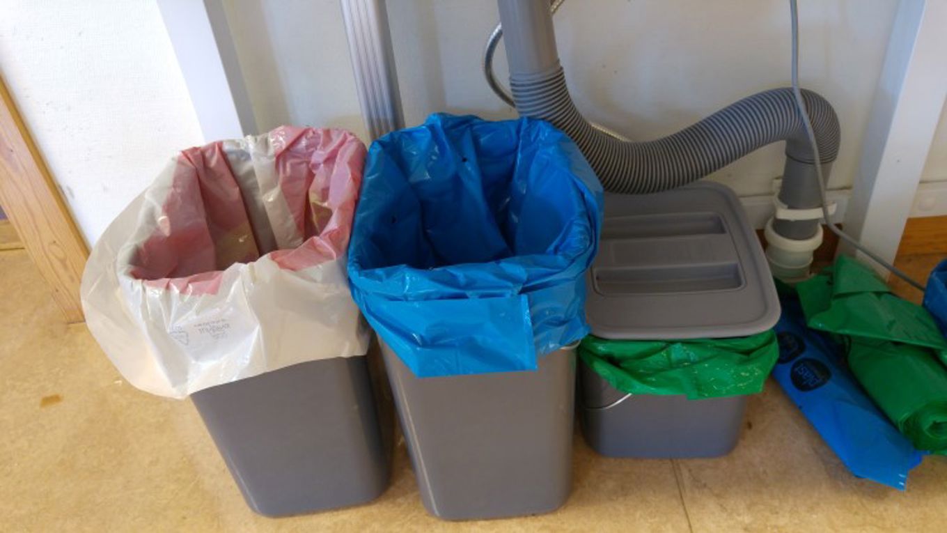 Elevene hos Svendstuen tar ansvar for miljøet og sorterer avfallet i mat og helse-timene.