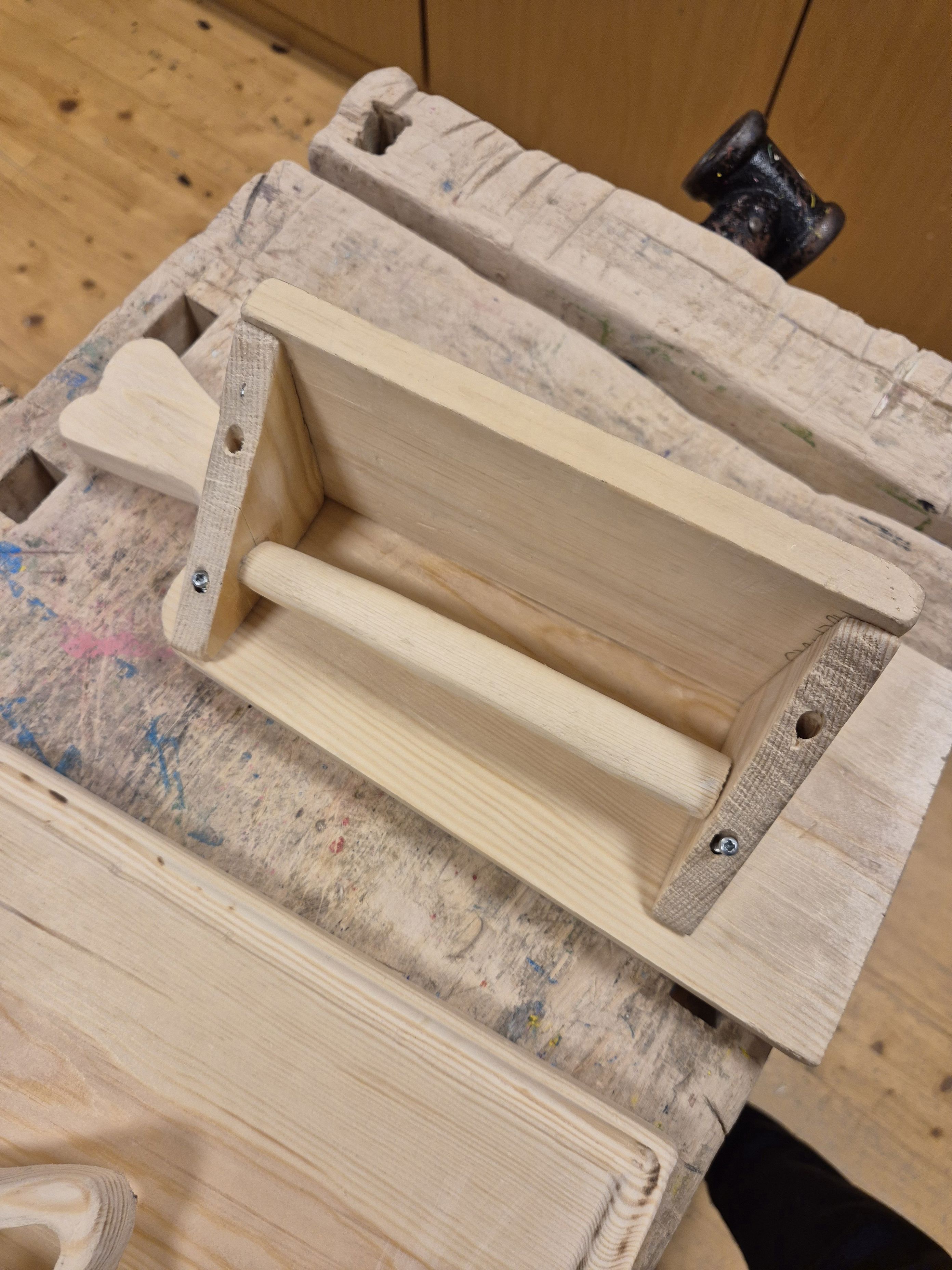 en trekasse med *** i