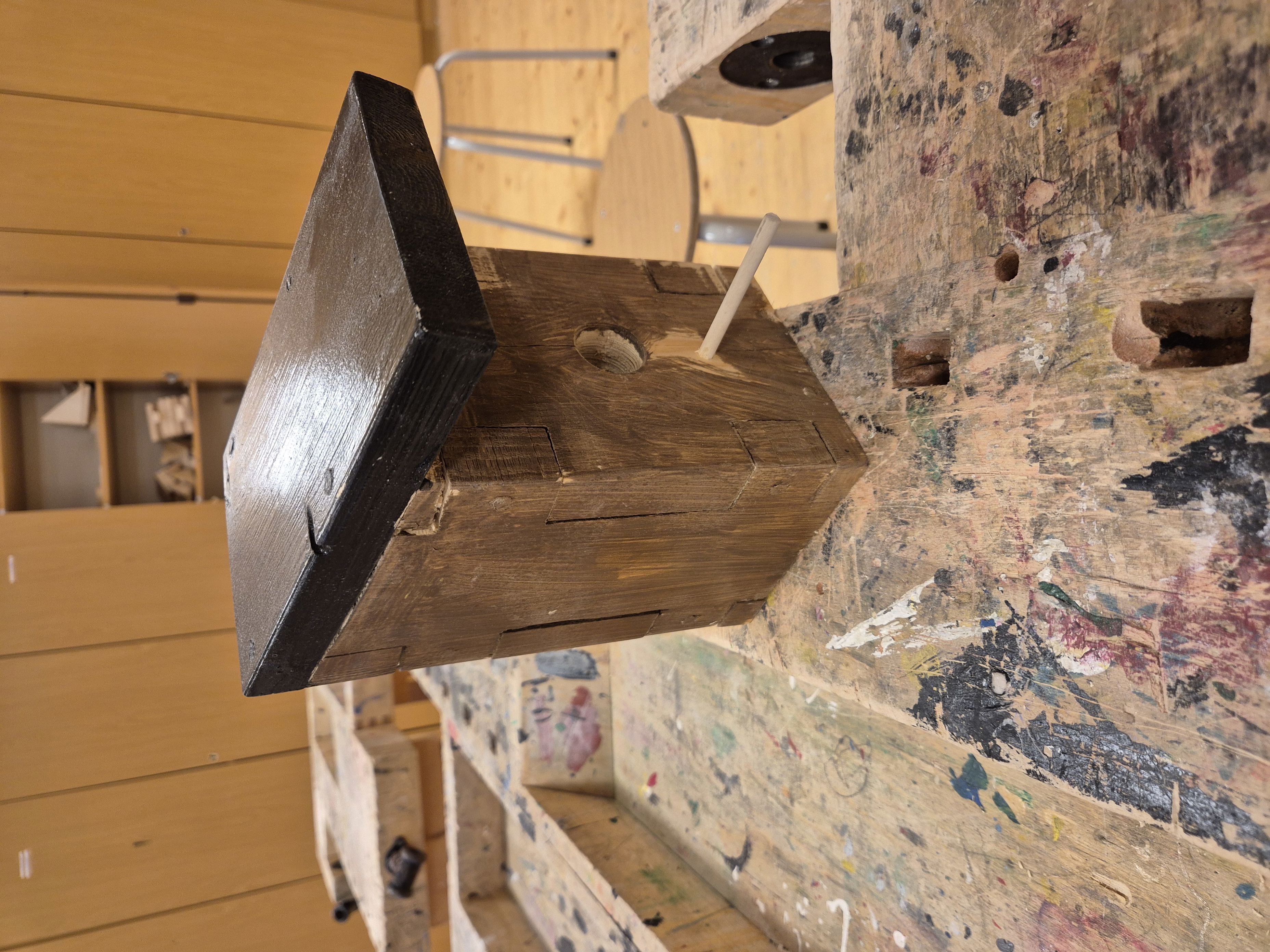 en trekasse på en vegg