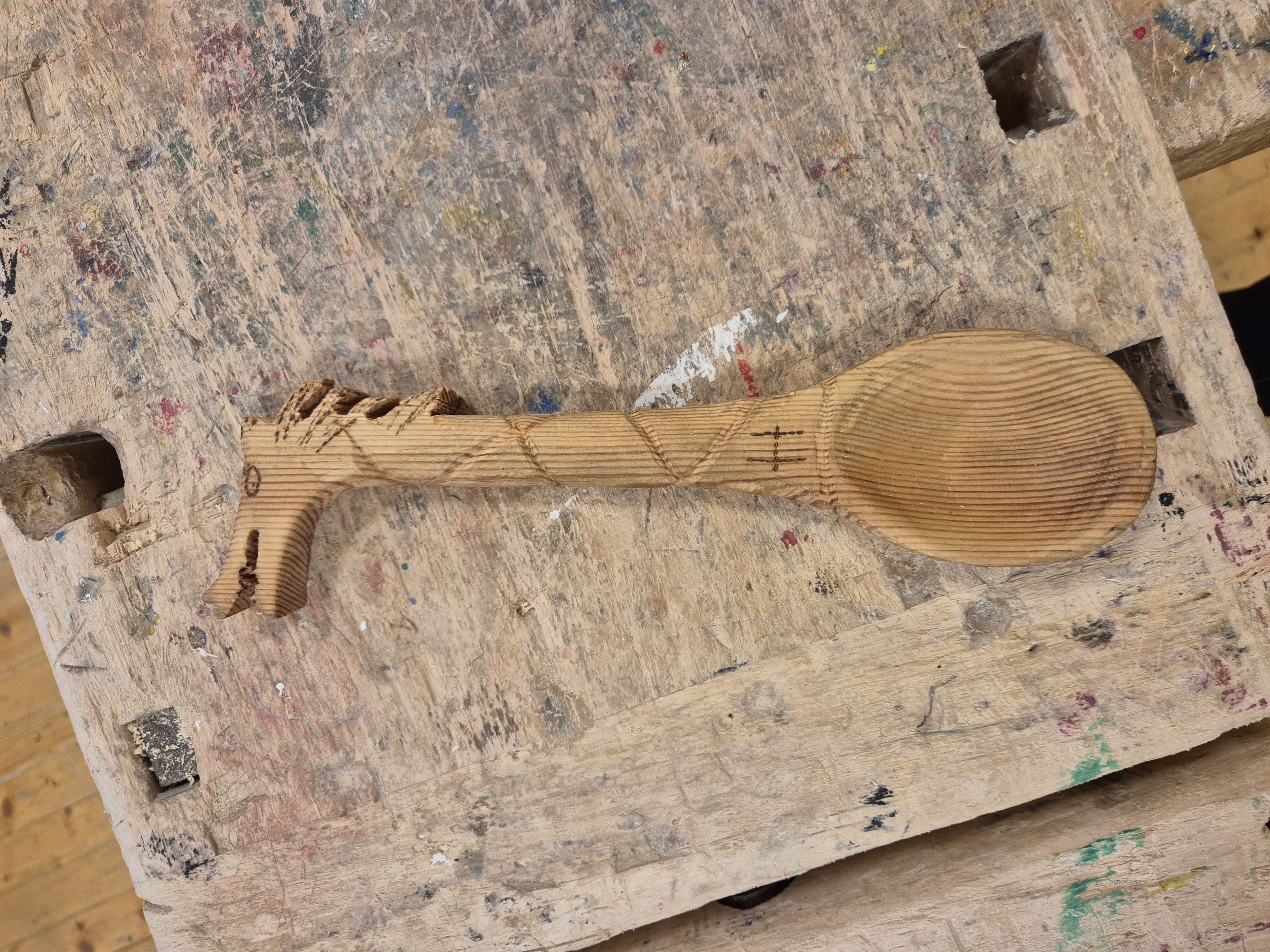 en brun og hvit snegl på en treflate