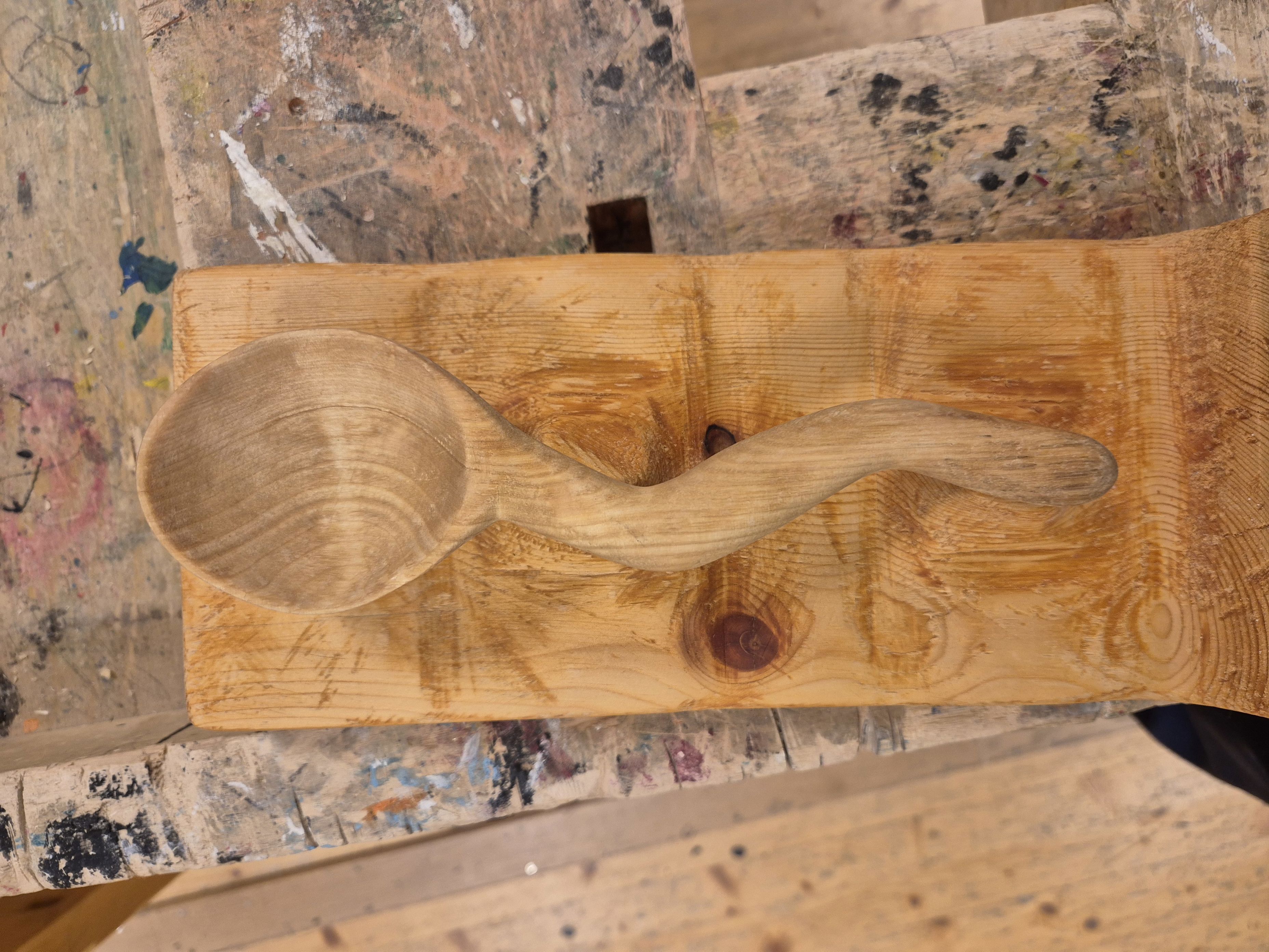 en tregjenstand på en treflate