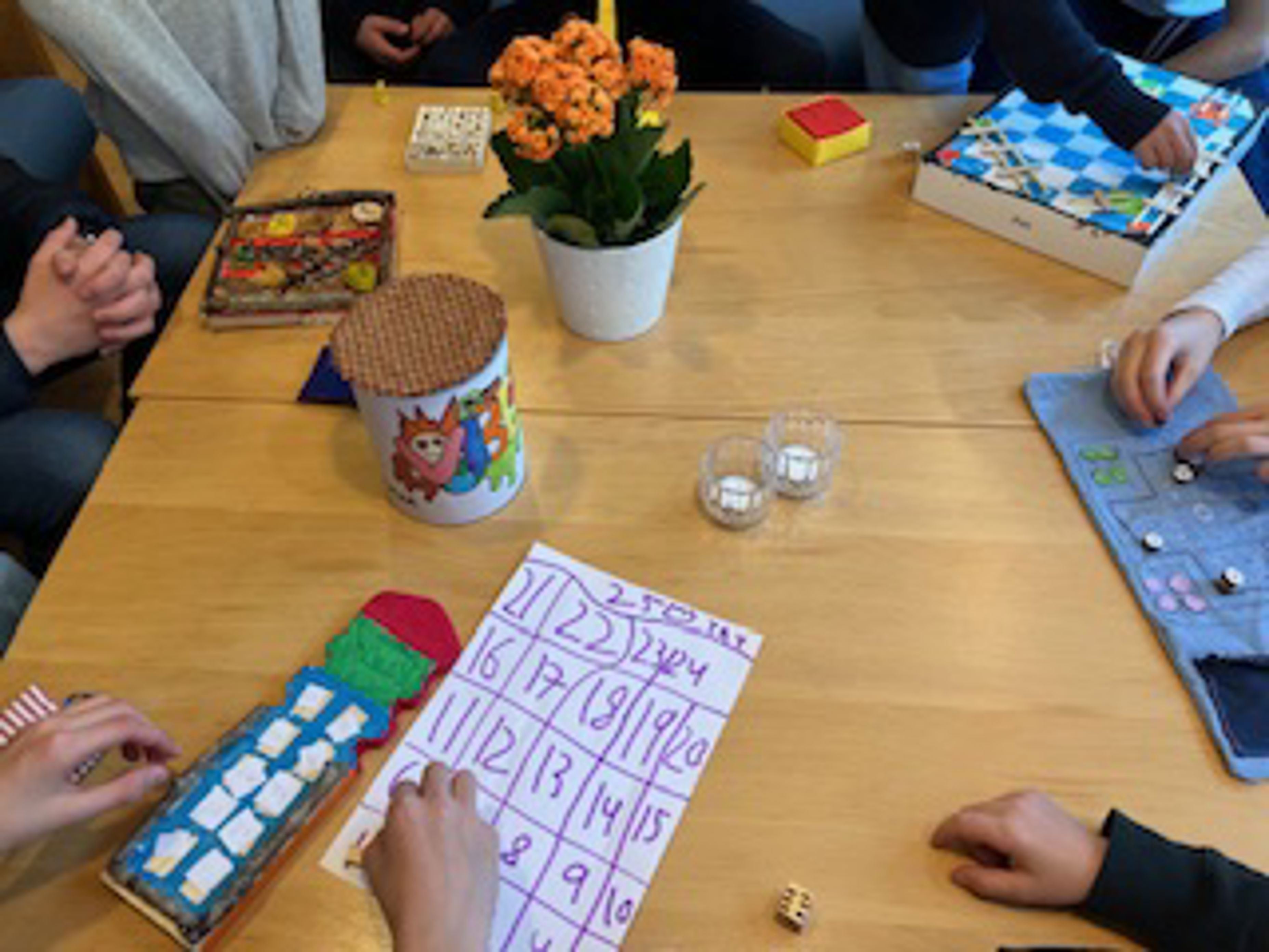 en gruppe mennesker som sitter ved et bord med bøker og papir en gruppe mennesker som sitter ved et bord med bøker og papir