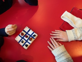 hender som holder et puslespill