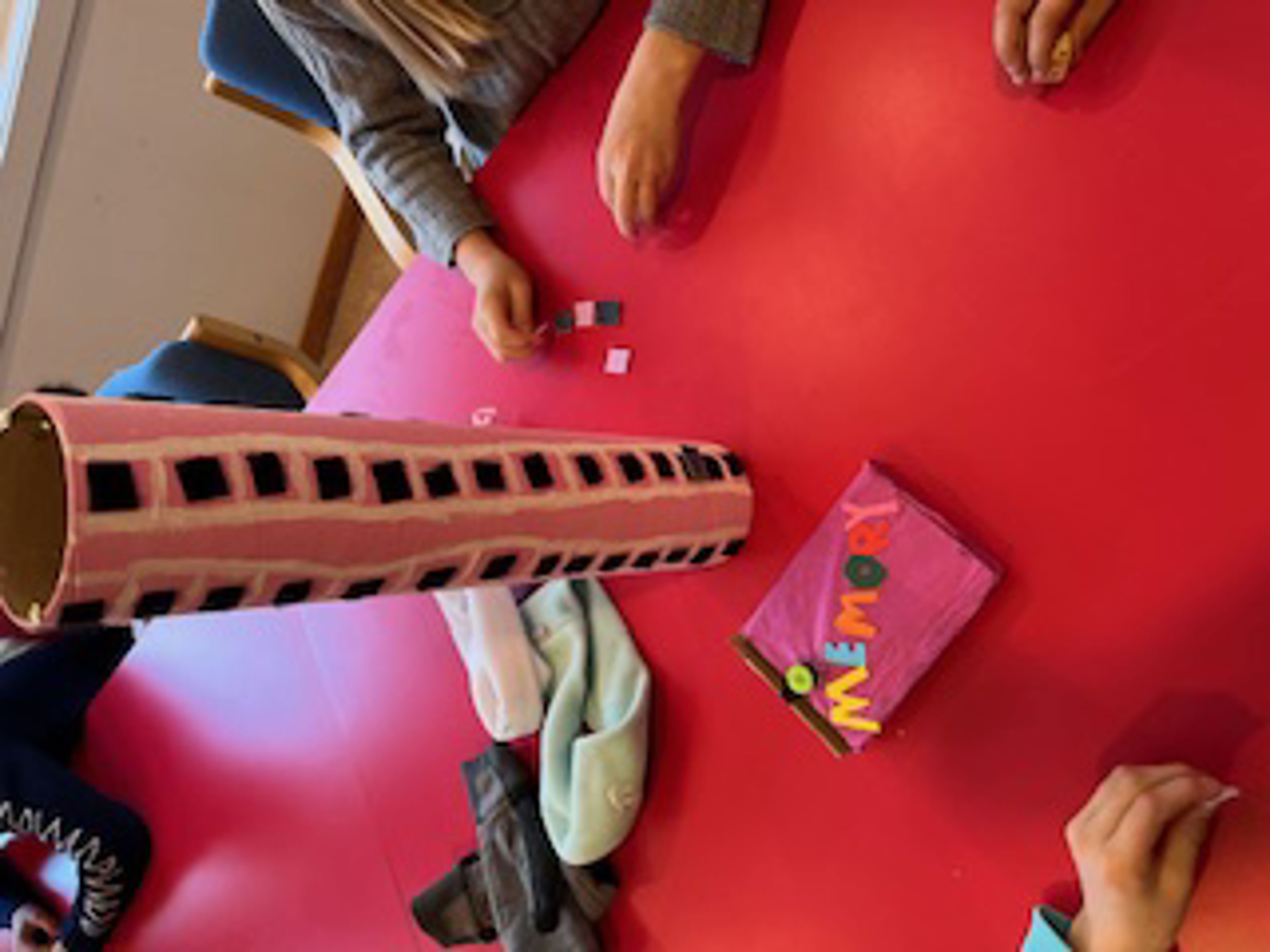 en person som spiller et brettspill en person som spiller et brettspill