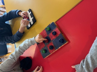 en person som spiller et brettspill