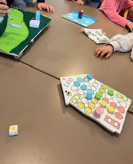 En gruppe mennesker som spiller et brettspill