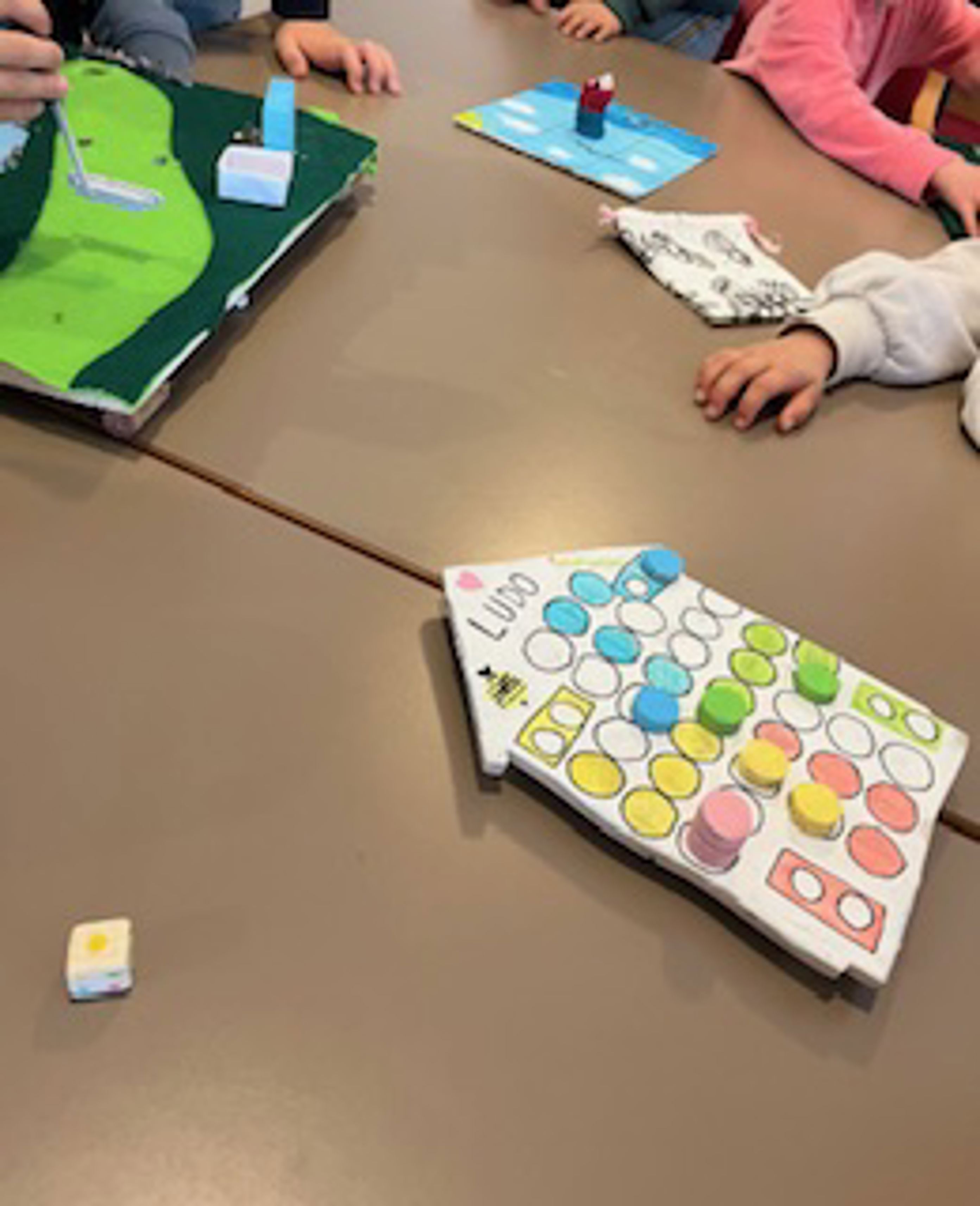 En gruppe mennesker som spiller et brettspill En gruppe mennesker som spiller et brettspill