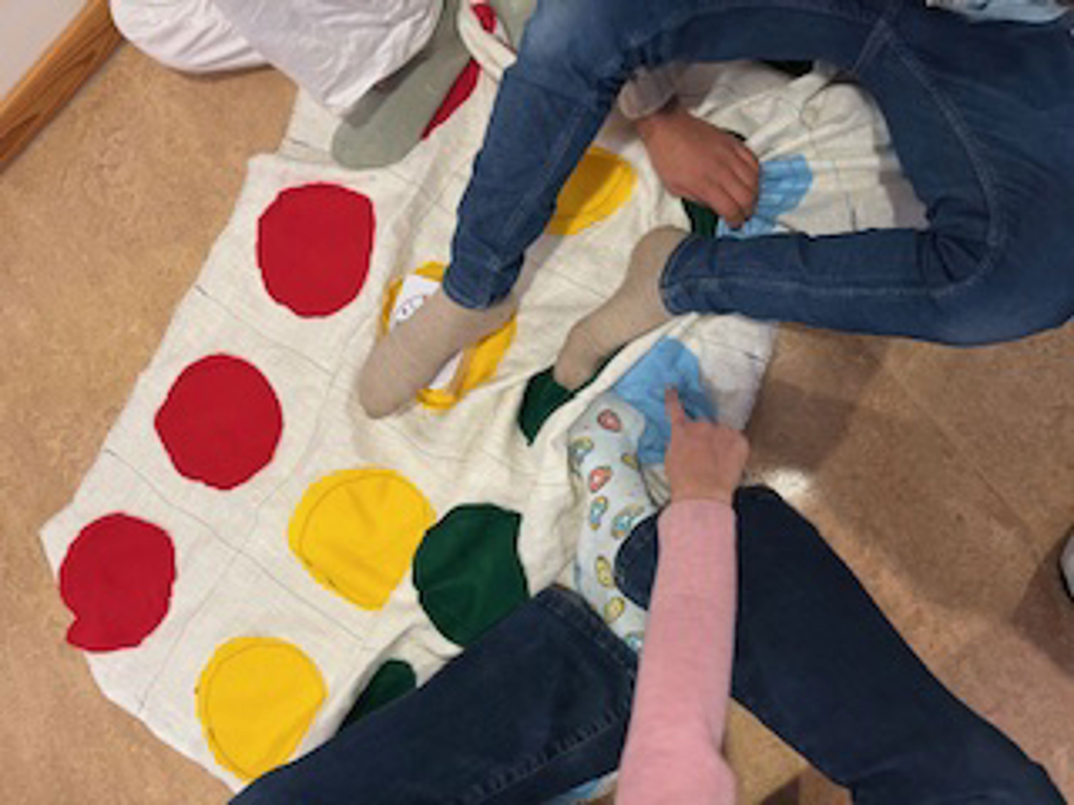 en baby som ligger på et teppe en baby som ligger på et teppe