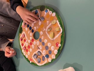 en person som maler på en tallerken