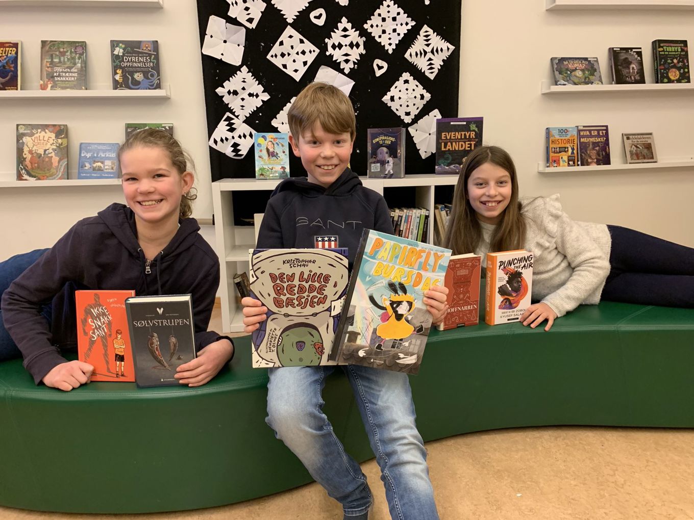 en gruppe mennesker som holder bøker en gruppe mennesker som holder bøker