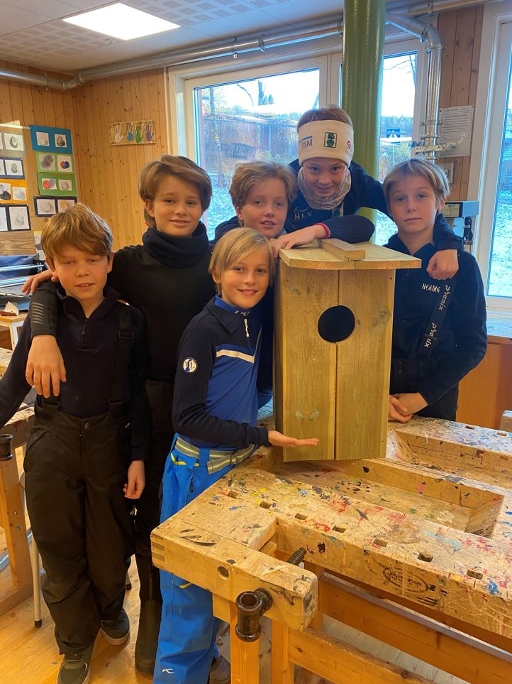 Elever foran en fuglekasse Elever foran en fuglekasse