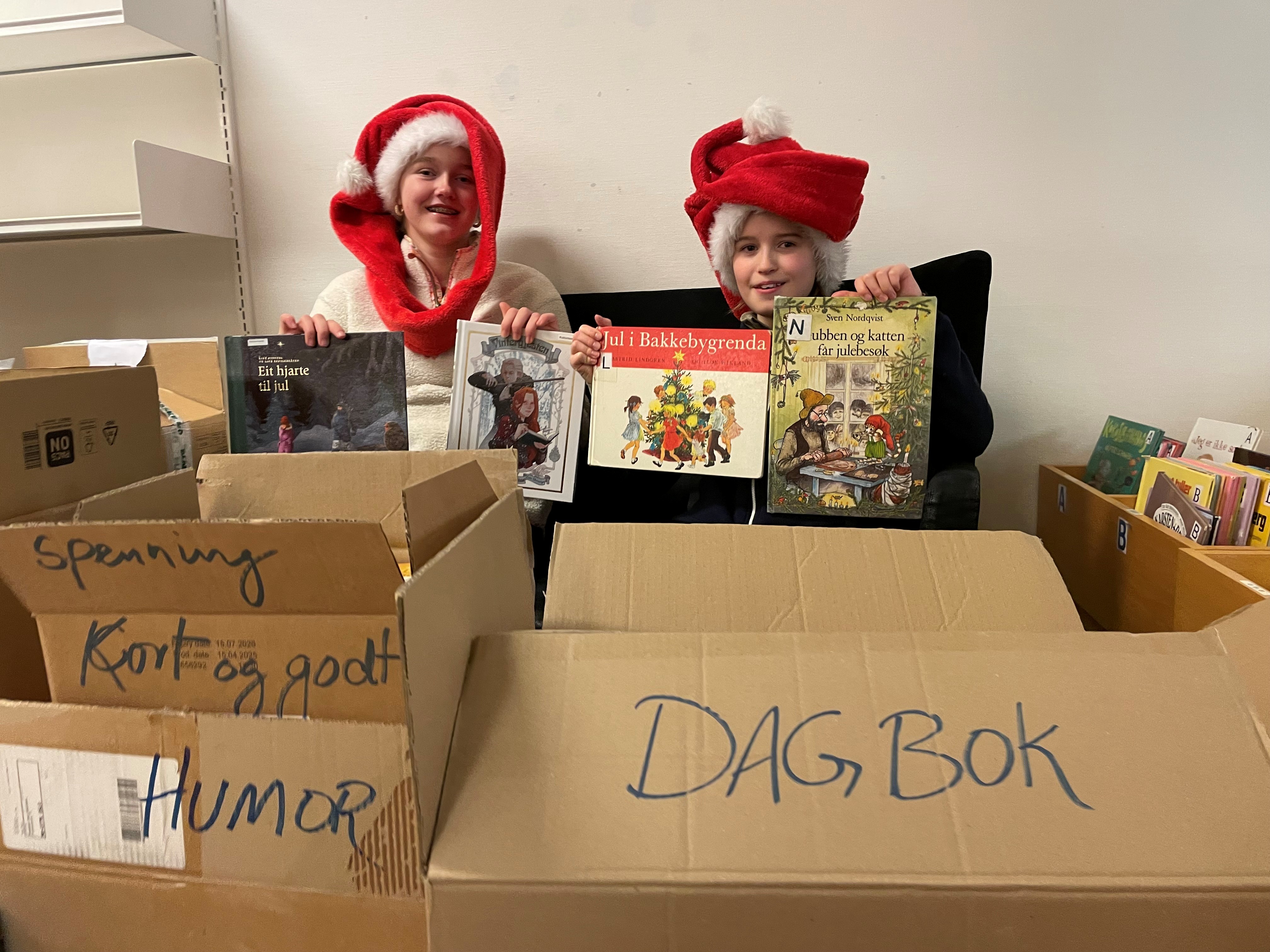 Et par barn i nisseluer som holder esker