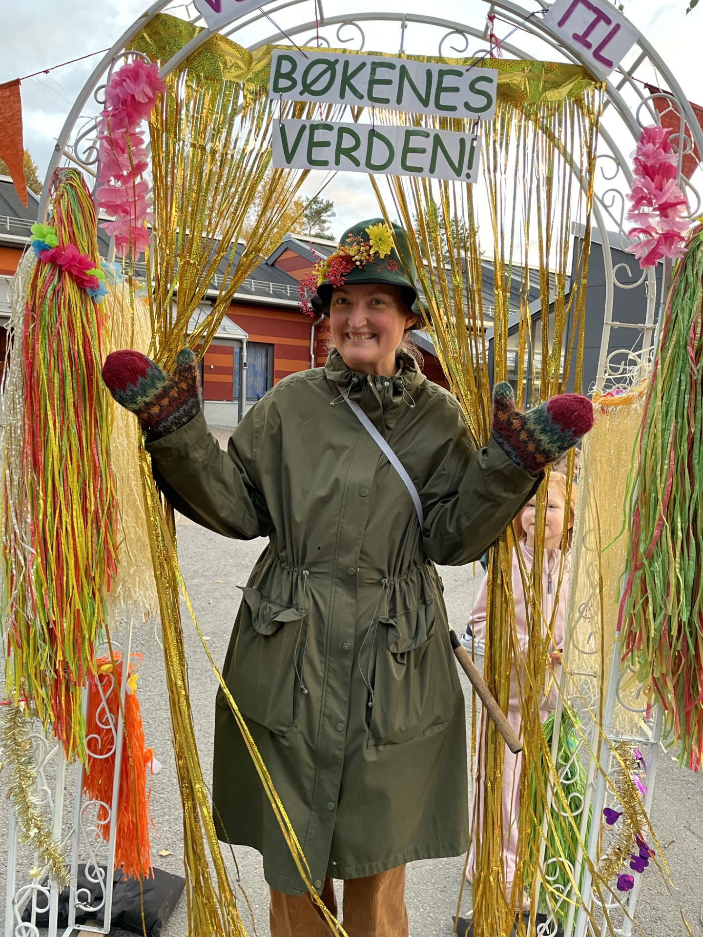 en person i grønn jakke i en telefonsamtale