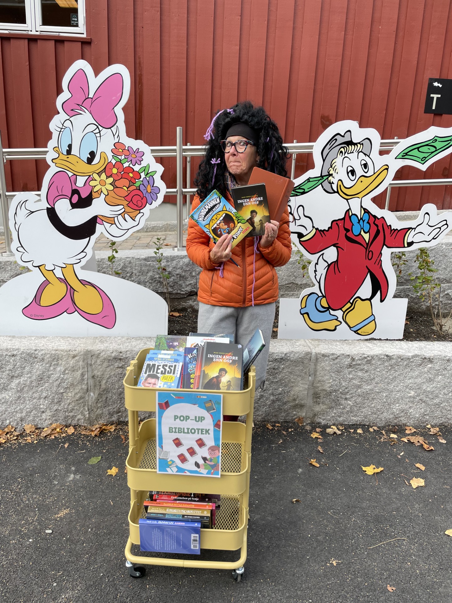 en person som spiller gitar