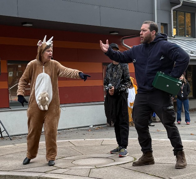 en person i en kappe som går med en person i en kappe