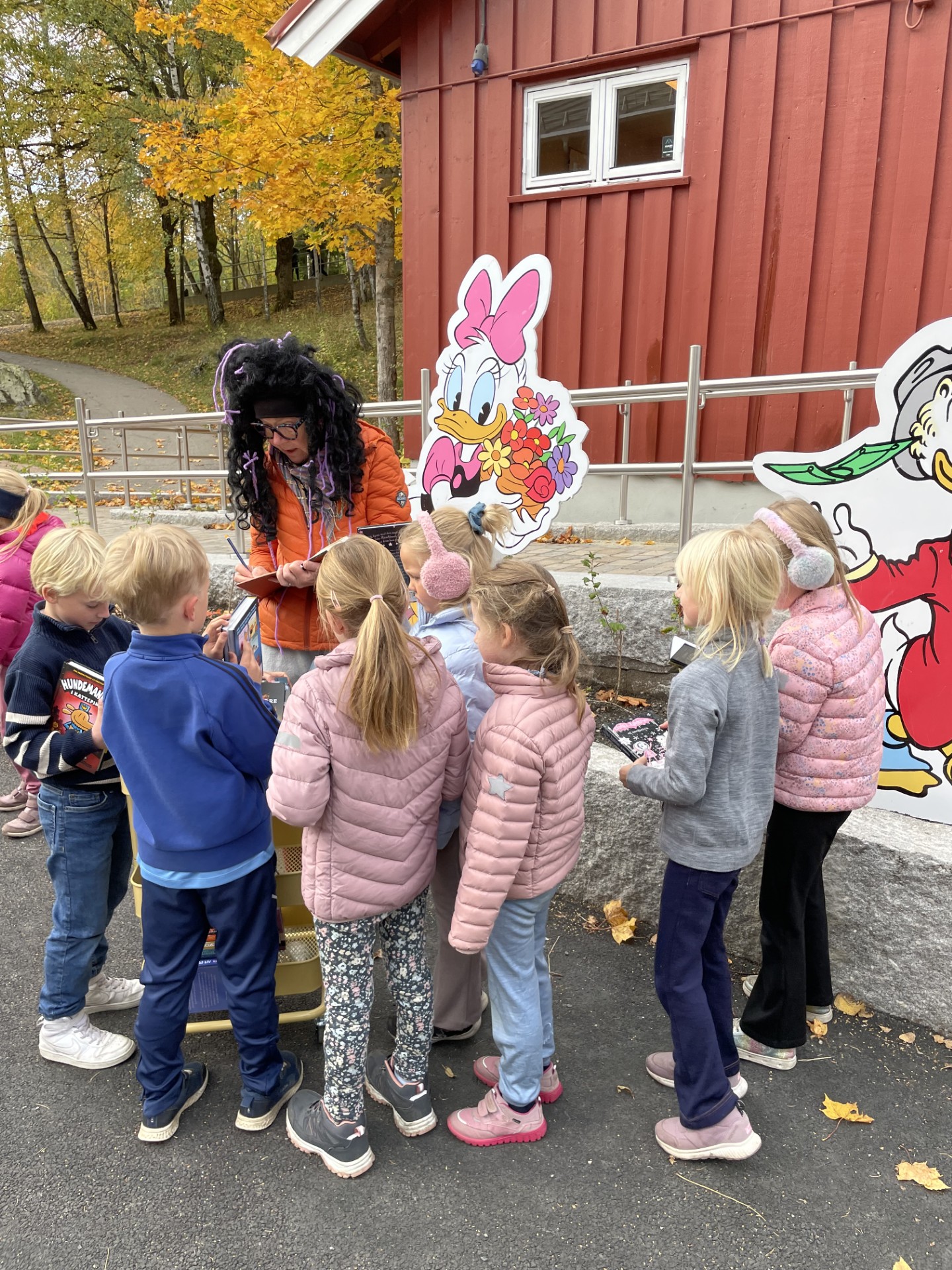 en gruppe barn som står utenfor