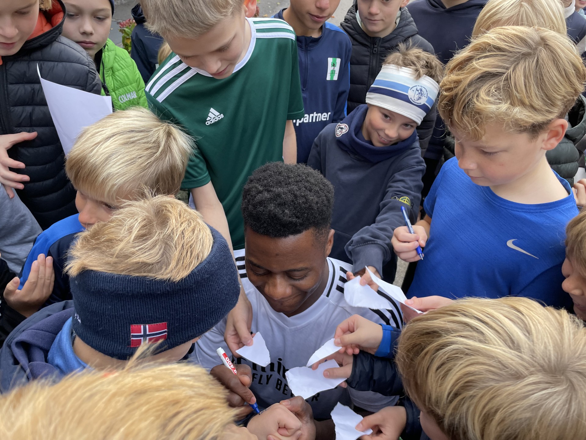 En gruppe mennesker som ser på noe