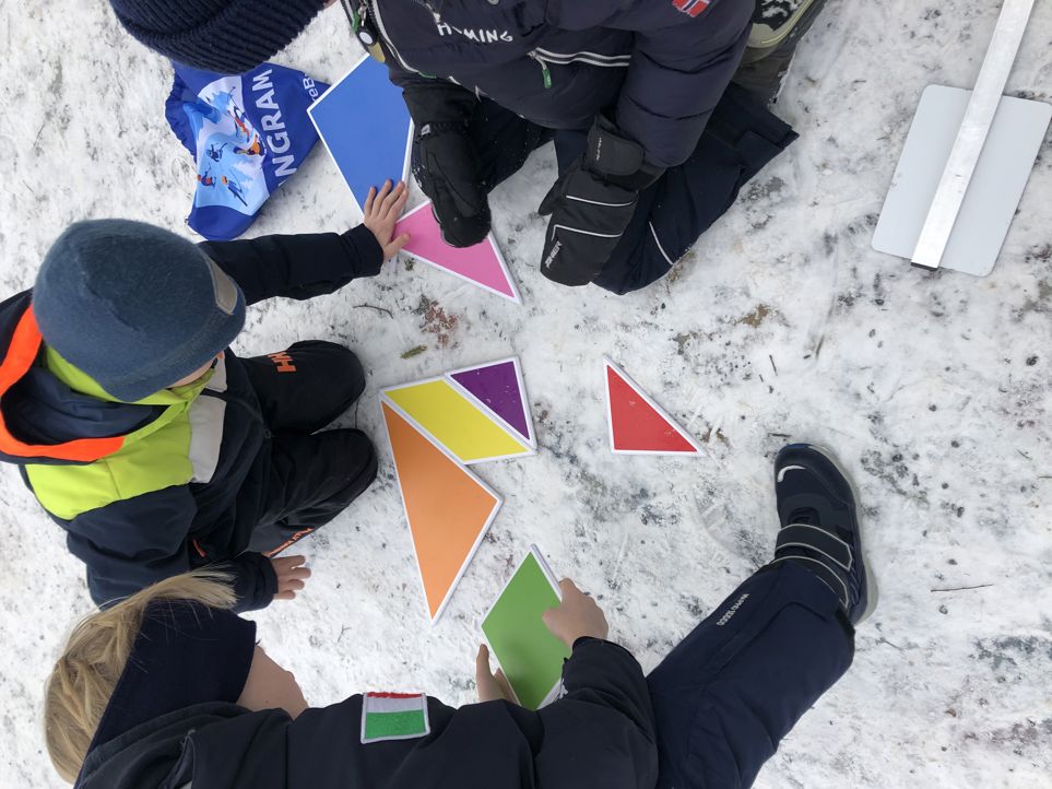 Tangram i snøen.