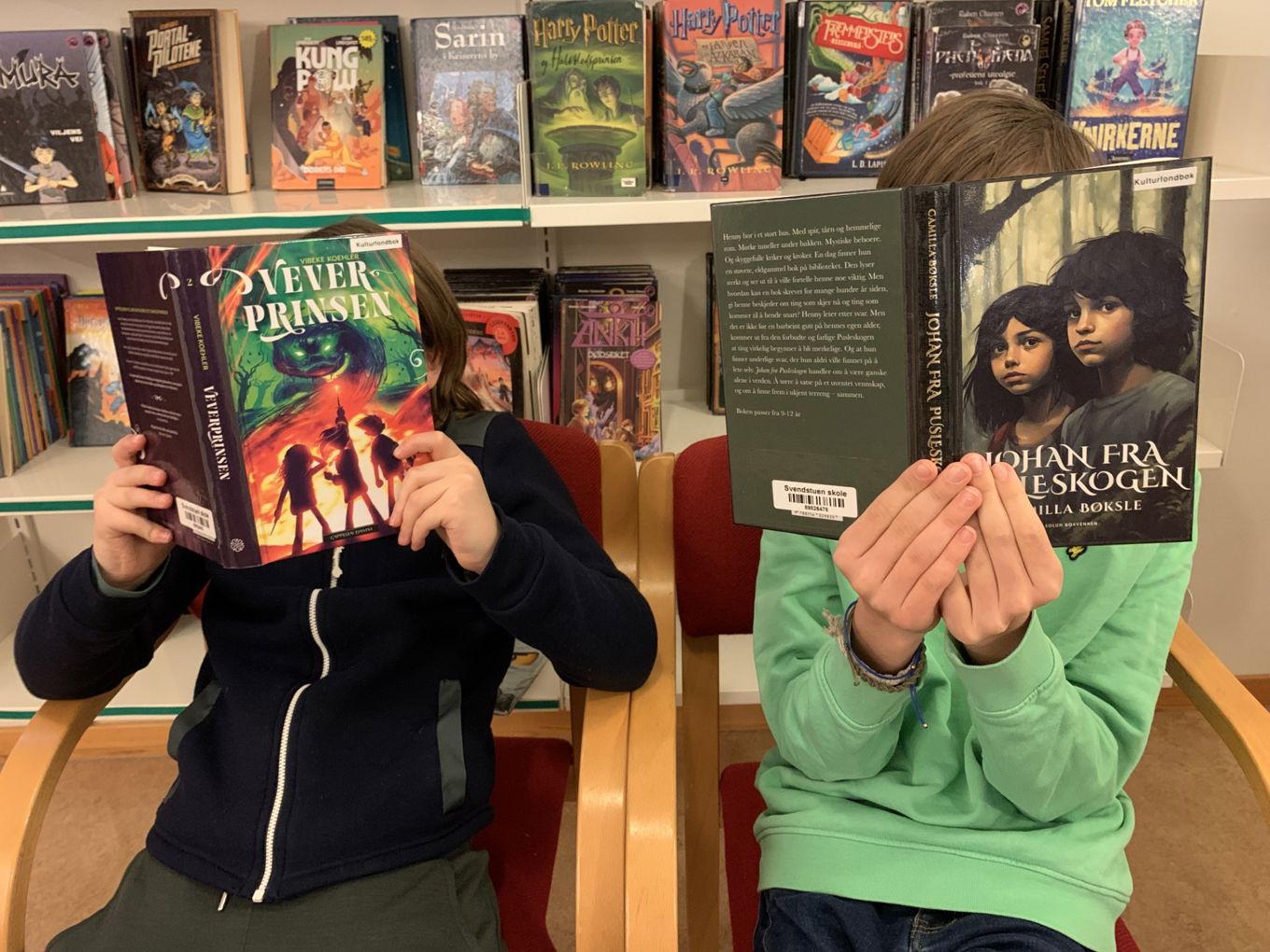 et par personer som holder bøker