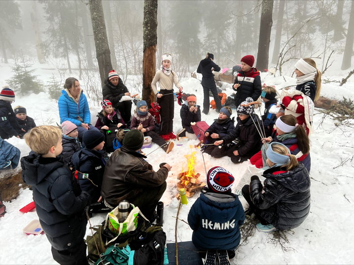 En gruppe mennesker rundt et bål