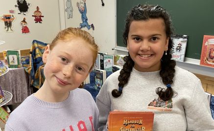 et par barnr som holder en bok