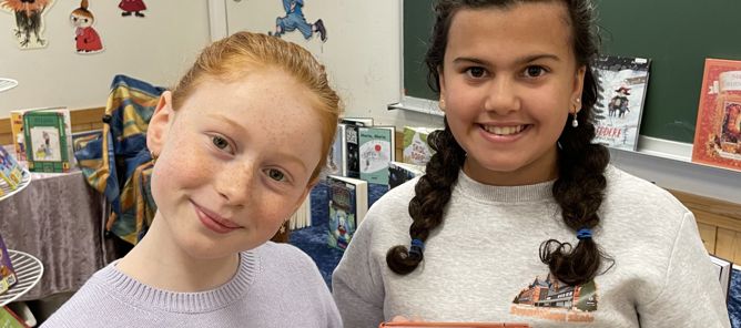 et par barnr som holder en bok