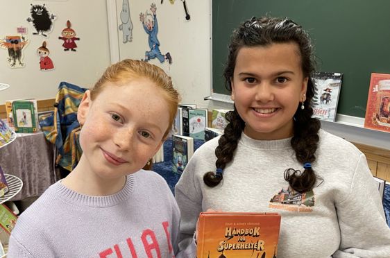 et par barnr som holder en bok