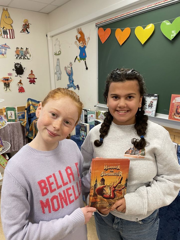 et par barnr som holder en bok